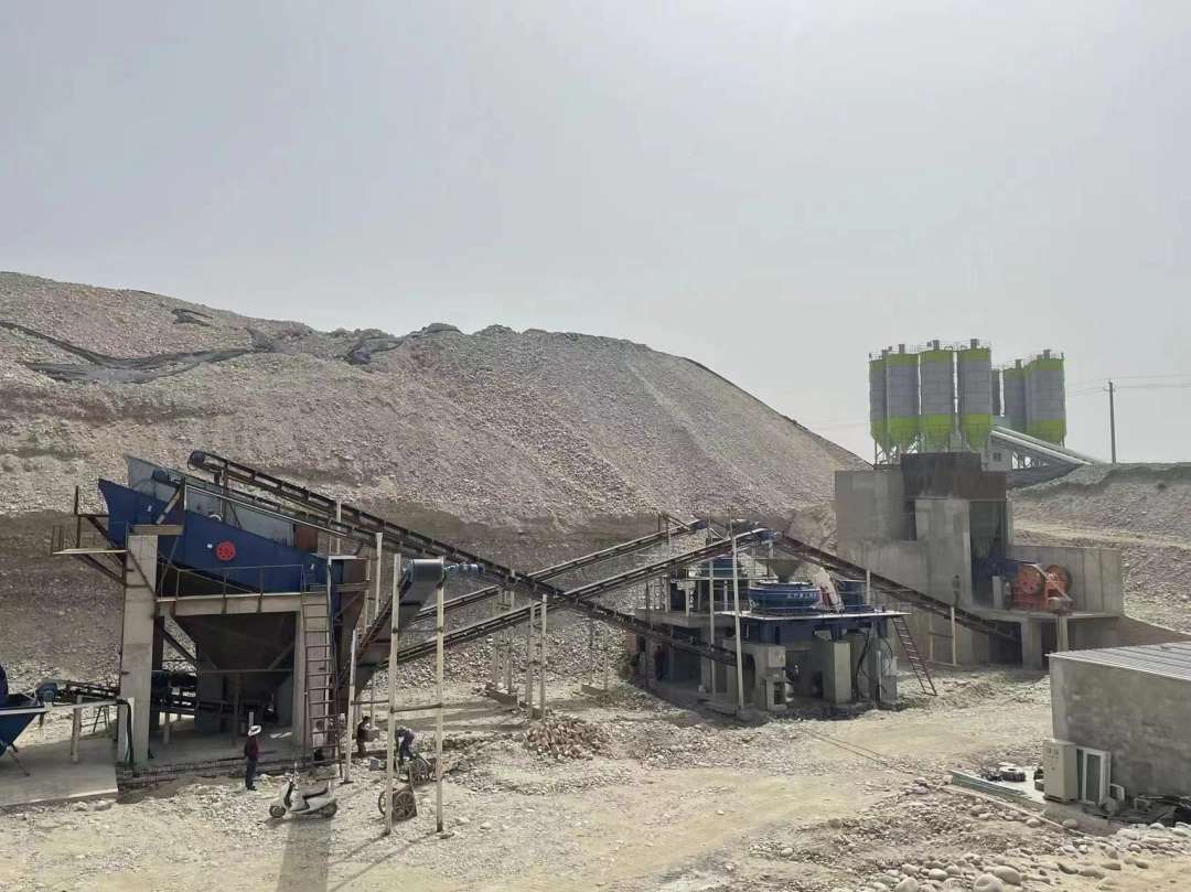 新疆喀什商混站河卵石制砂生产线.jpg